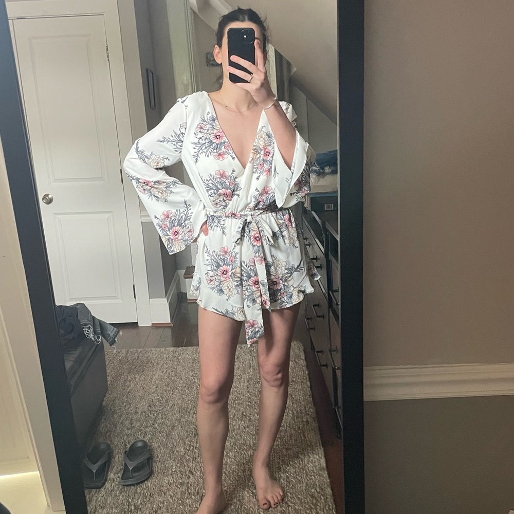 NWT Essue White Floral Romper